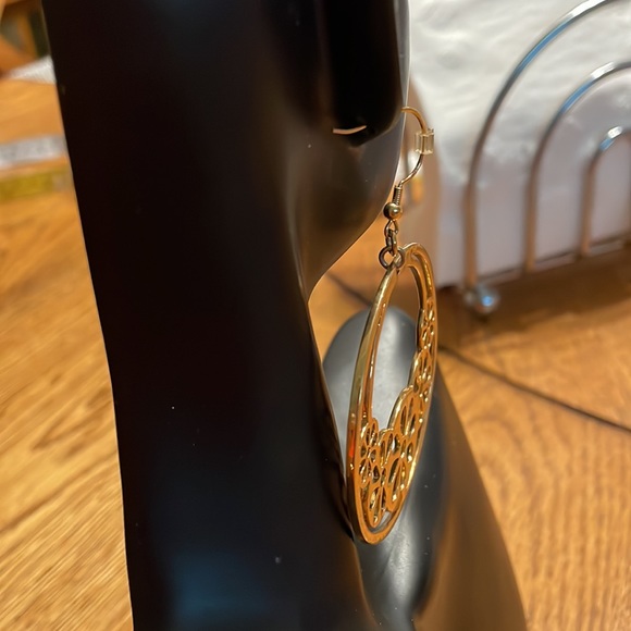 Beautiful gold tone earrings for pierced ears. 2 3/4 inches long/7 cm. - Picture 3 of 4